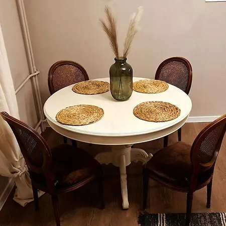 Cozy 2-bedroom In The Center Apartment